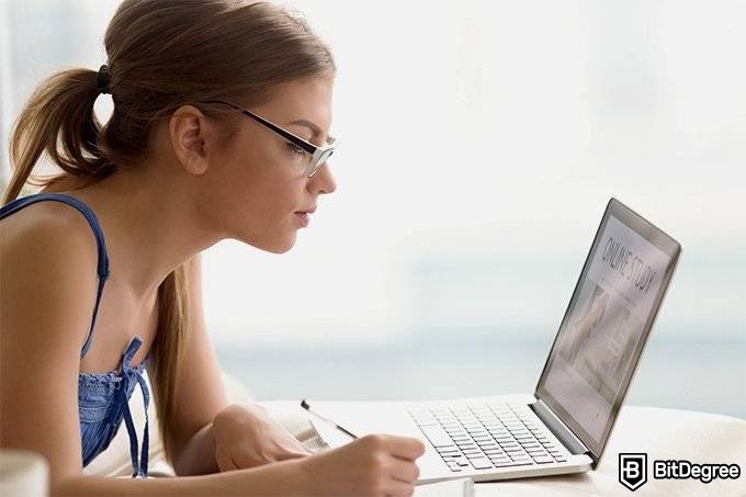 Alison online courses: a woman choosing a course.